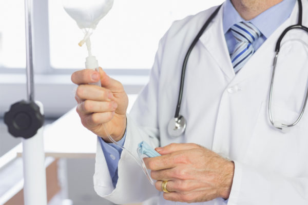 врач с капельницей для повышения иммунитета