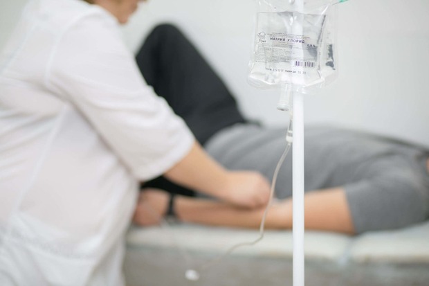 врач ставит капельницу цефтриаксона