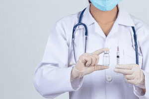 врач держит ампулу с лекарством для кодирование от наркозависимости