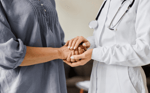 врач поддерживает пациента в лечении энуреза