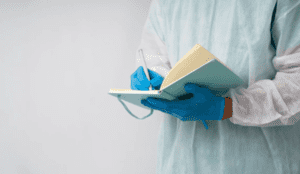 врач пишет в книге рекомендации после кодирования наркозависимости