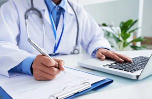 врач записывает план лечения женского алкоголизма