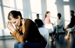 женщина проходит лечение зависимости от бутирата