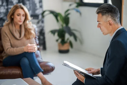 женщина проходит лечение алекситимии